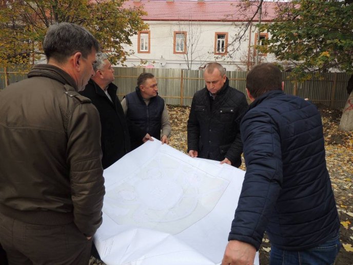 Площу Героїв у Берегові активно реставрують – 01 Площу Героїв у Берегові активно реставрують – 01
