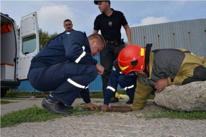 В Ужгороді чоловік впав у відкритий каналізаційний люк – 03
