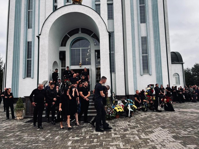 Мукачево попрощалося із загиблим на війні Михайлом Бізілею – 03