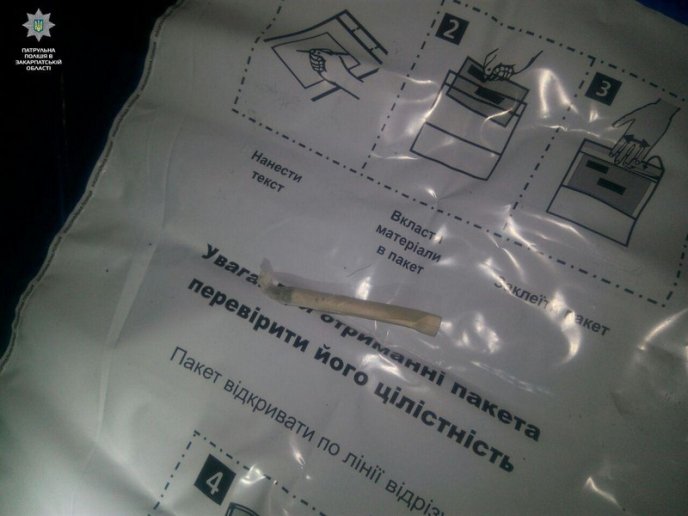 Вночі у Мукачеві патрульні знайшли наркотичні речовини у двох чоловіків – 01