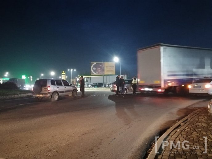 На виїзді з Мукачева два авто "не поділили" дорогу – 02