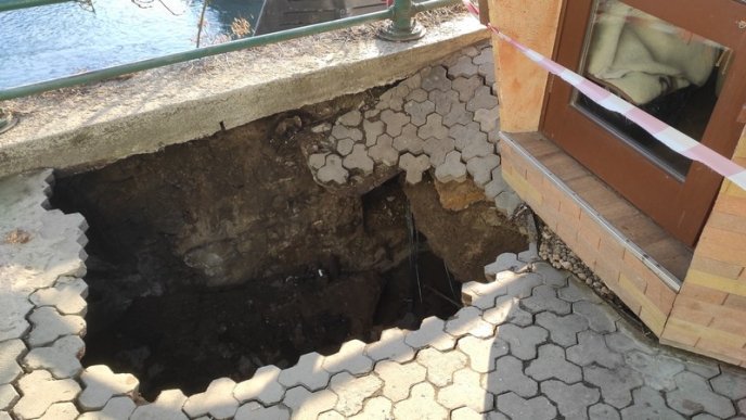 В Ужгороді стався величезний обвал на пішохідній зоні: в міськраді прокоментували інцидент – 06