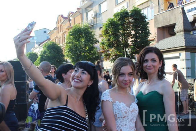 Мукачівські випускники станцювали прощальний вальс у центрі міста – 44