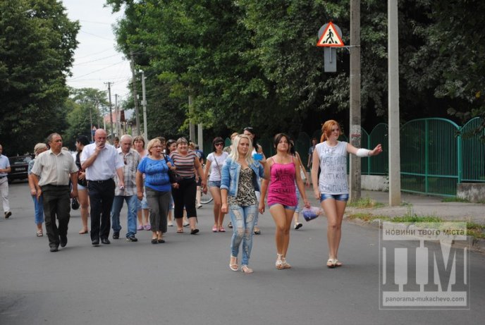 Сьогодні Мукачево мітингувало: сотні жінок перекрили дорогу та вимагали не забирати чоловіків у армію (ФОТО) – 49