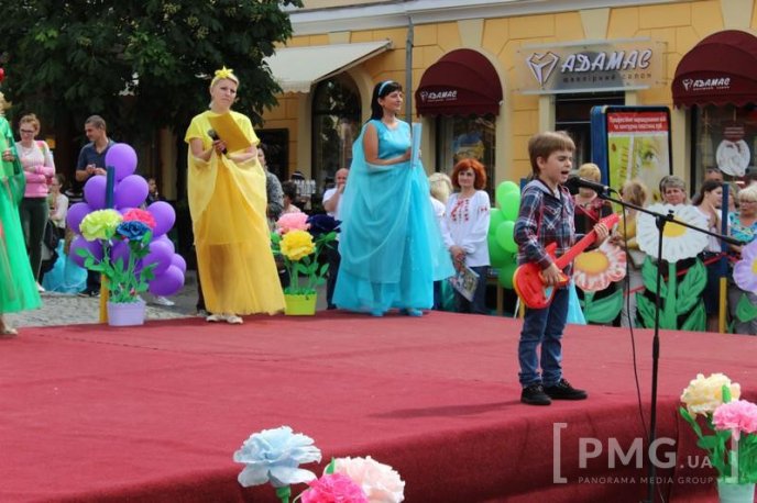Центр Мукачева перетворився на великий концертний майданчик – 13
