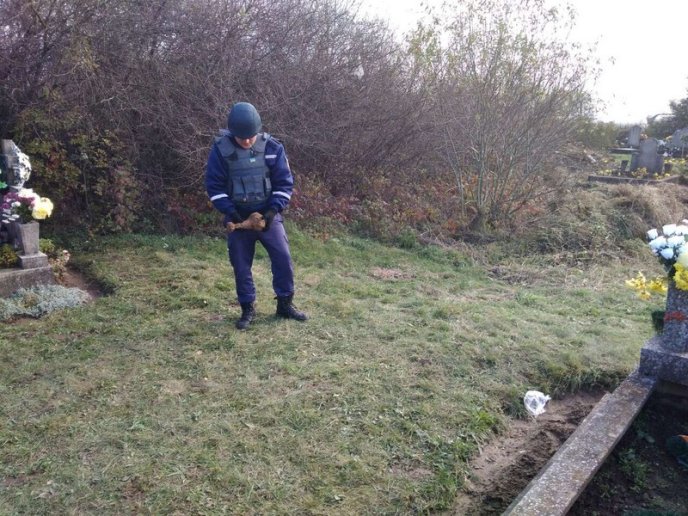 На цвинтарі знайшли небезпечний предмет – 01