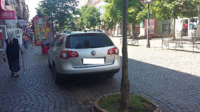 Одне авто забрав евакуатор, водія іншого – оштрафували: боротьба з "оленями" у Мукачеві триває – 03