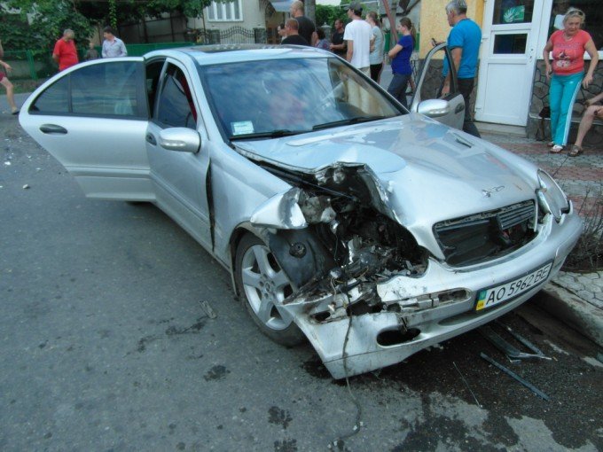 У Виноградові чоловік на мотоциклі BMW врізався у Mercedes (ФОТО) – 02 У Виноградові чоловік на мотоциклі BMW врізався у Mercedes (ФОТО) – 02