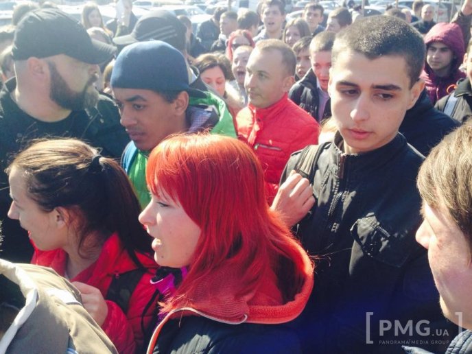 Зірка шоу "Мастер Шеф" Анатолій Цуперяк оскандалився, передаючи їжу через паркан в заблокованій ратуші – 03