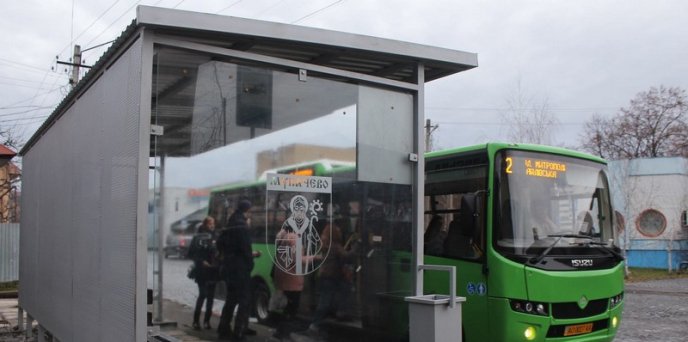 У Мукачеві встановлюють нові зупинки громадського транспорту – 05