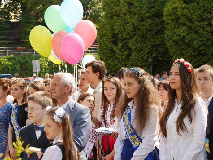 Загальноміський парад випускників відбувся і в Ужгороді – 08
