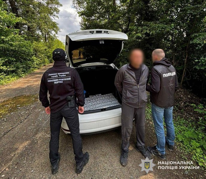 Поліцейські затримали організатора схеми: що коїлось на Закарпатті – 01 Поліція Закарпаття перекрила черговий канал переправлення військовозобов’язаних за кордон