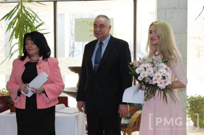 У Мукачівському пологовому будинку вперше вручили свідоцтво про народження – 09