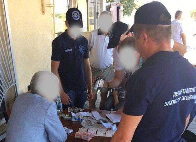 Закарпатського посадовця затримали під час одержання хабара – 01 Закарпатського посадовця затримали під час одержання хабара – 01