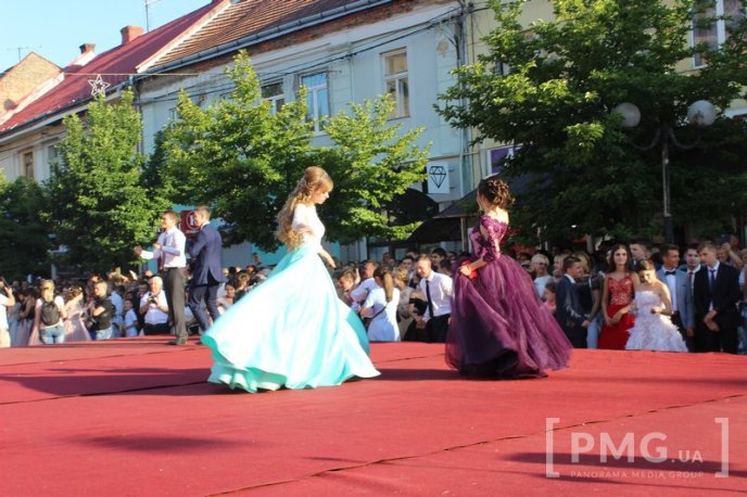 Мукачівські випускники станцювали прощальний вальс у центрі міста – 12