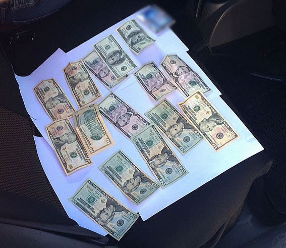 На хабарі у 750 доларів "погоріли" митник та прикордонник – 01