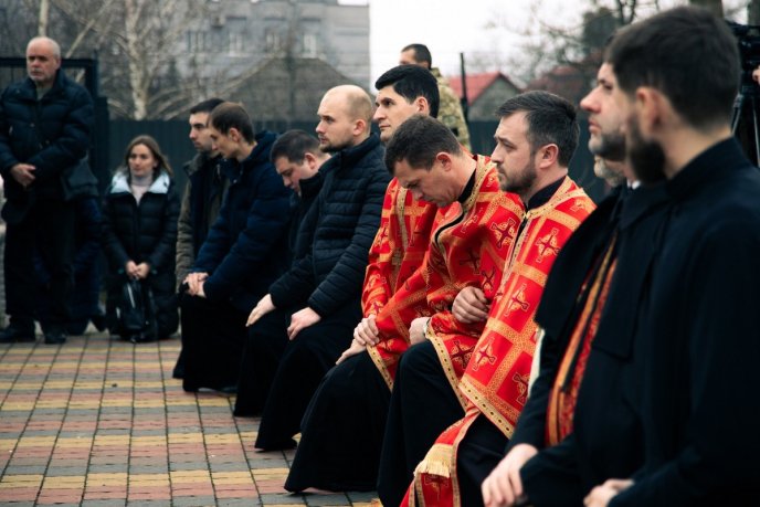 У Мукачеві навколішках прощалися з полеглим Героєм – 01