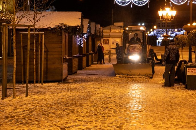 Працює 6 комплексних дорожніх машин: як Ужгород розчищають від снігу – 04