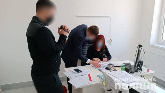На Закарпатті медсестра "заробляла" близько 500 тисяч гривень щомісяця – 01