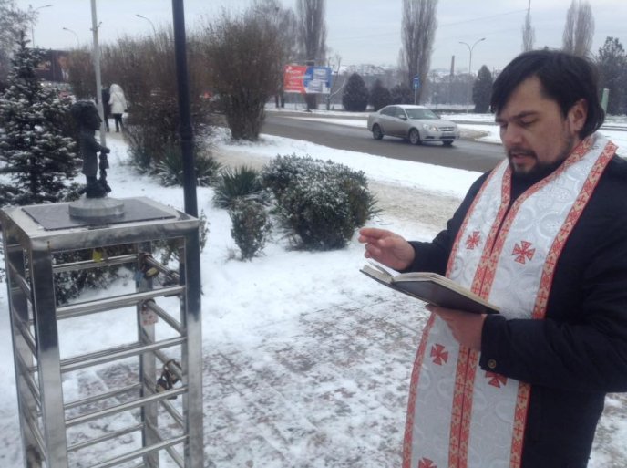 В Ужгороді освятили нові міні-скульптурки міста – 03