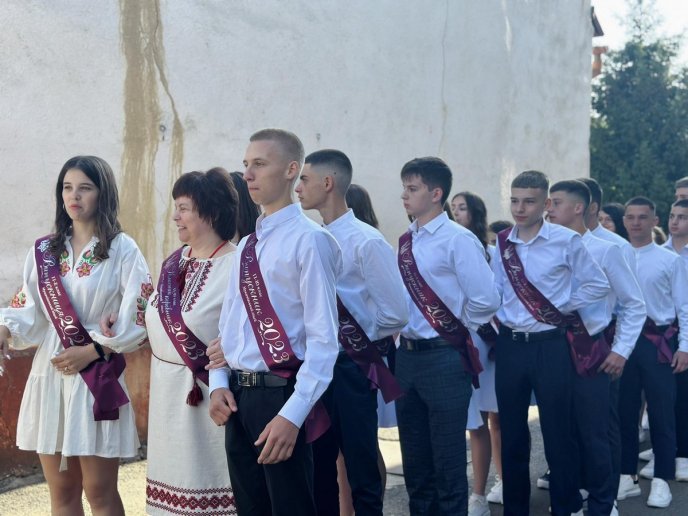 У школах Мукачева пролунав останній дзвоник для учнів 11 класів – 04
