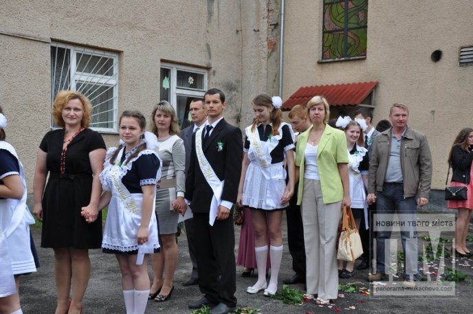 Свято "Останнього дзвоника" зібрало у Мукачівській ЗОШ №7 багато гостей (ФОТОРЕПОРТАЖ) – 44