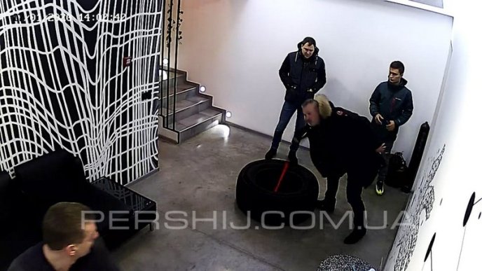 Конфлікт в одному із спортзалів Мукачева: на відвідувача накинулись із кувалдою в руках, – ЗМІ – 02