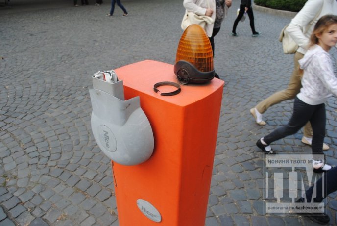 При в’їзді на центральну площу Мукачева відламали шлагбаум (ФОТО) – 01