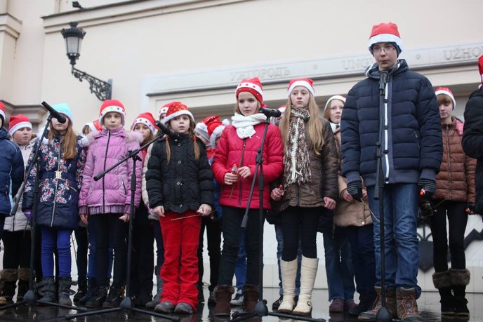 В Ужгороді "католицькі" миколайчики привітали містян зі святом – 13
