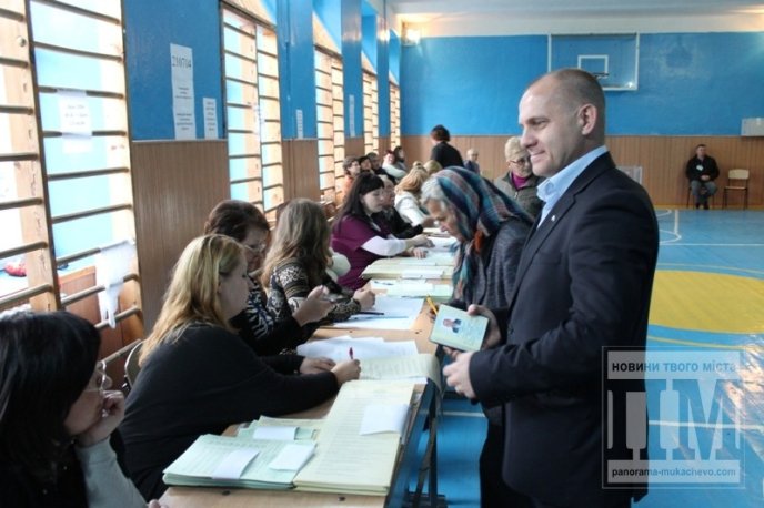 Кандидат від "Партії регіонів" Вячеслав Шутко проголосував на дільниці у ЗОШ №4 (ФОТО) – 03 Кандидат від "Партії регіонів" Вячеслав Шутко проголосував на дільниці у ЗОШ №4 (ФОТО) – 03