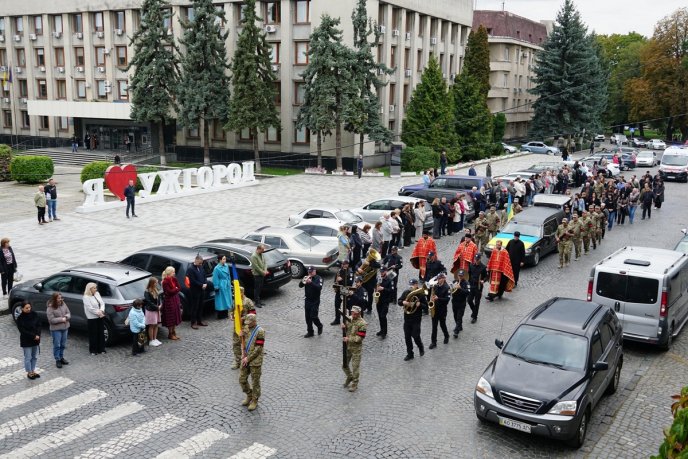 У чоловіка залишилися дружина і троє синів: в обласному центрі поховали захисника – 07