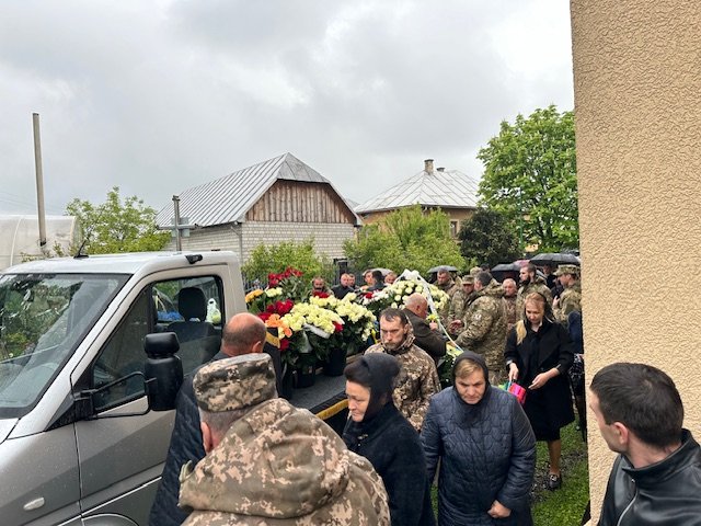 Спершу був похований як невідомий солдат: одна із громад Закарпаття прощалася з Героєм – 02