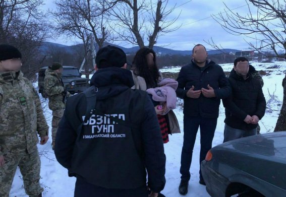 Резонансне викриття: в одному з готелів затримали чоловіка, який заробляв на нелегалах – 04 Резонансне викриття: в одному з готелів затримали чоловіка, який заробляв на нелегалах – 04