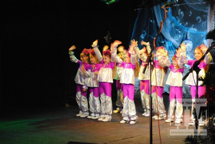 У Мукачеві засяяли вогні “Різдвяної зіроньки” (ФОТО) – 06