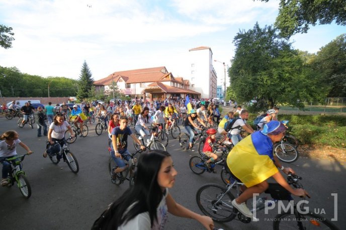 Мукачівці відзначили День Незалежності грандіозним велозаїздом та веселим флешмобом – 04