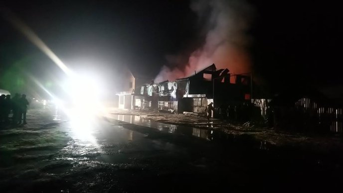 На Закарпатті згорів двоповерховий меблевий магазин, – соцмережі – 05 На Закарпатті згорів двоповерховий меблевий магазин, – соцмережі – 05