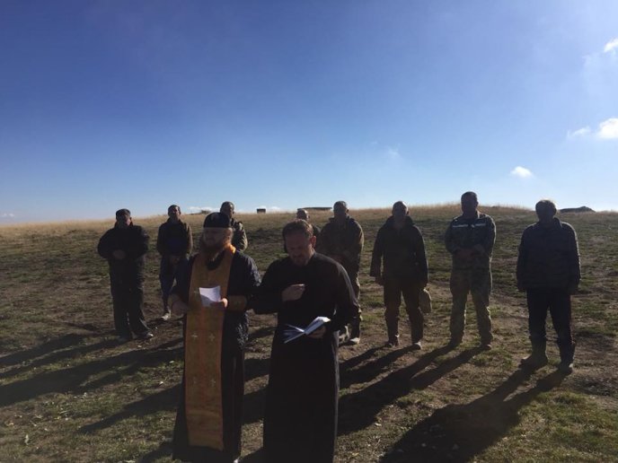 На Полонині Руна замість зрубленого вандалами встановили новий залізний хрест – 06