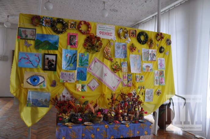 У Мукачеві проходить виставка-продаж творчих робіт людей із особливими потребами (ФОТОРЕПОРТАЖ) – 04
