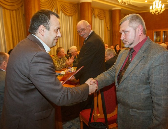 Закарпатські волонтери отримали від керівництва області дизельний генератор (ФОТО) – 06