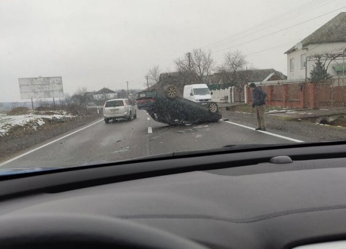 Авто перекинулось на дах: вранці у закарпатському селі сталась ДТП – 03