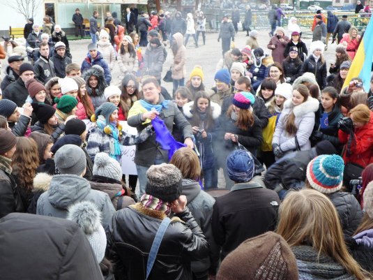 В Ужгороді мітингувальники демонстративно спалили символіку Партії регіонів (ФОТО) – 05