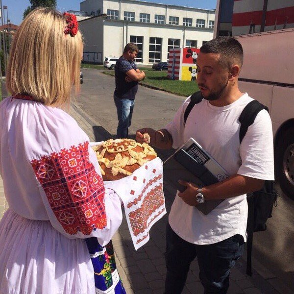 В Ужгороді з хлібом і сіллю зустрічали відомого співака Монатіка – 01