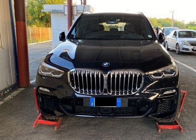 В Україну намагалися ввезти коштовне авто, викрадене в Італії – 01