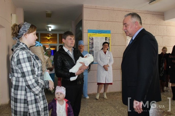 У Мукачівському пологовому будинку вперше вручили свідоцтво про народження – 10