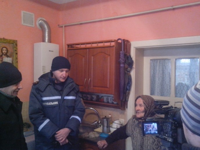 Виноградівські рятувальники та газовики попереджали пожежі в житловому секторі села Сасово – 01 Виноградівські рятувальники та газовики попереджали пожежі в житловому секторі села Сасово – 01