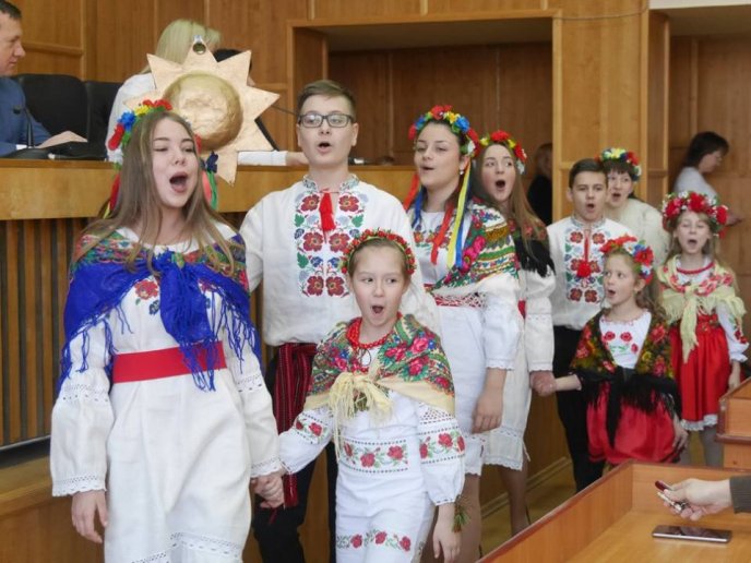 До Ужгородської міськради завітали колядники – 01