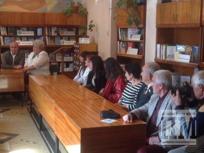 Мукачівських бібліотекарів у їх професійне свято вітали мер міста разом із заступником (ФОТО) – 02 Мукачівських бібліотекарів у їх професійне свято вітали мер міста разом із заступником (ФОТО) – 02
