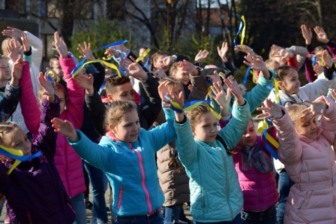 Тринадцять закарпатських шкіл отримали нові автобуси – 02
