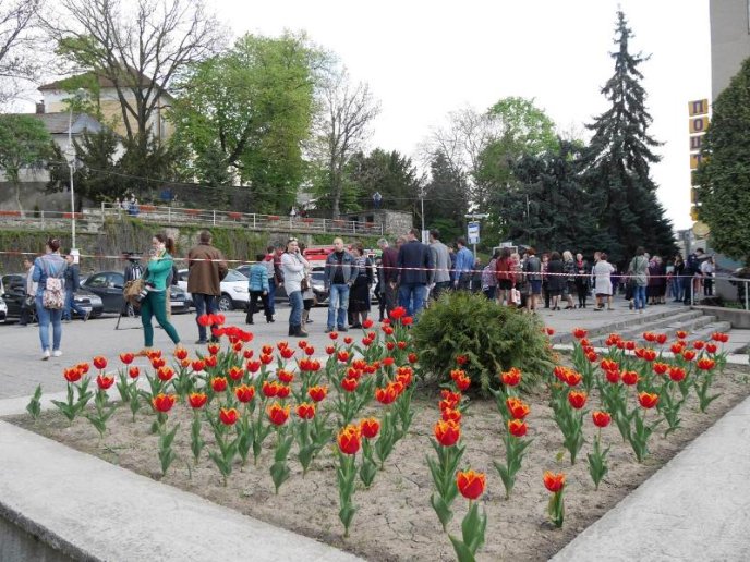 В туалеті Ужгородської міськради знайшли бойову гранату. Рятувальники терміново евакуйовують людей – 04