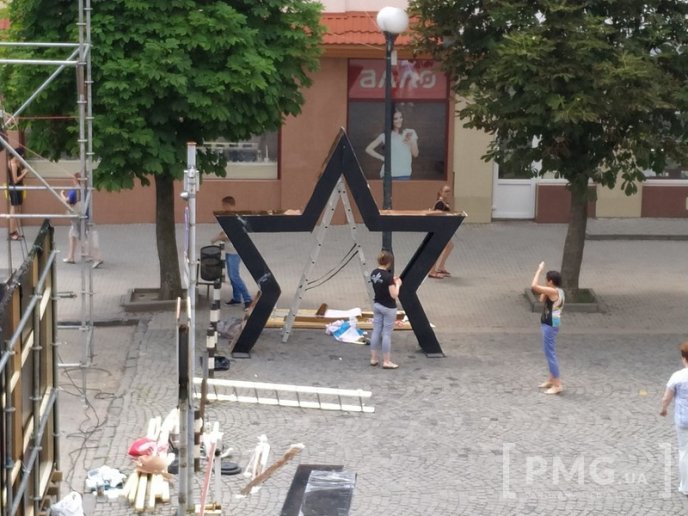 У центрі Мукачева триває підготовка до урочистого параду випускників – 03